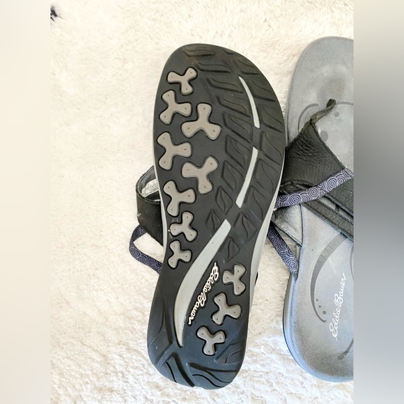 Eddie Bauer Black Flip Flops - Picture 4 of 4